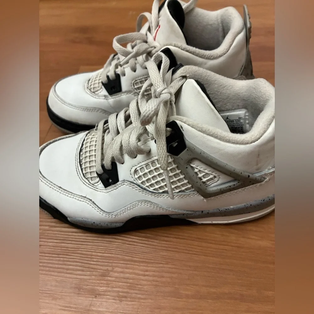 Nike Air Jordan 4 sneaker Size 2Y